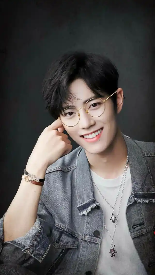 一如星河,肖战眼中有星辰,戴着眼镜,让人一眼看清,这是个很干净的人.