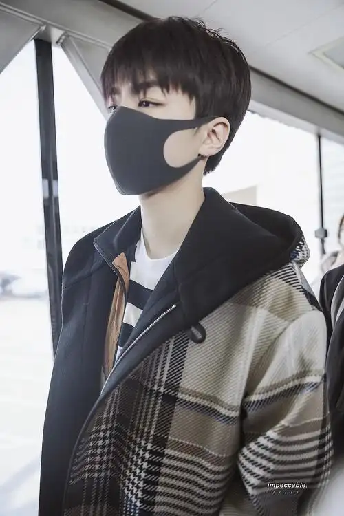 热搜来了王俊凯新发色星空紫