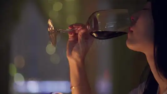 唯美实拍七夕节情人节孤独女性摇动杯中的红酒