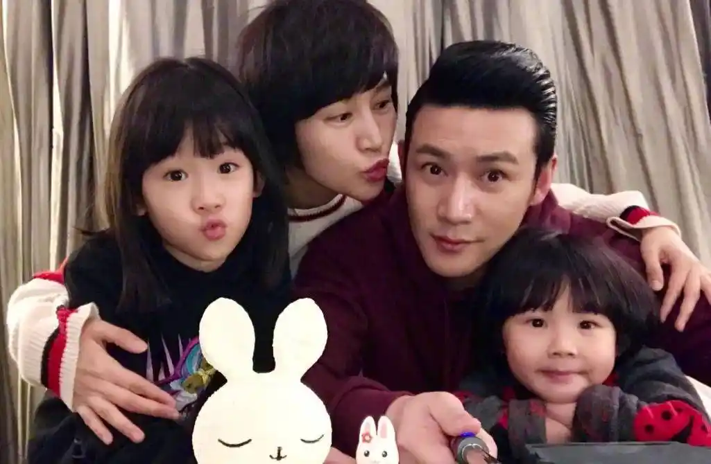 陆毅一家四口出游,14岁贝儿身高169超过鲍蕾,狂长身高不长体重_女儿