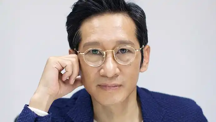 明星| 王劲松 于无声处听惊雷