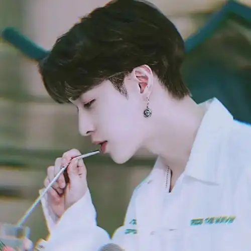 哦吼,送上张艺兴头像!这样的兴兴,谁不爱呢?反正我是超爱的呢