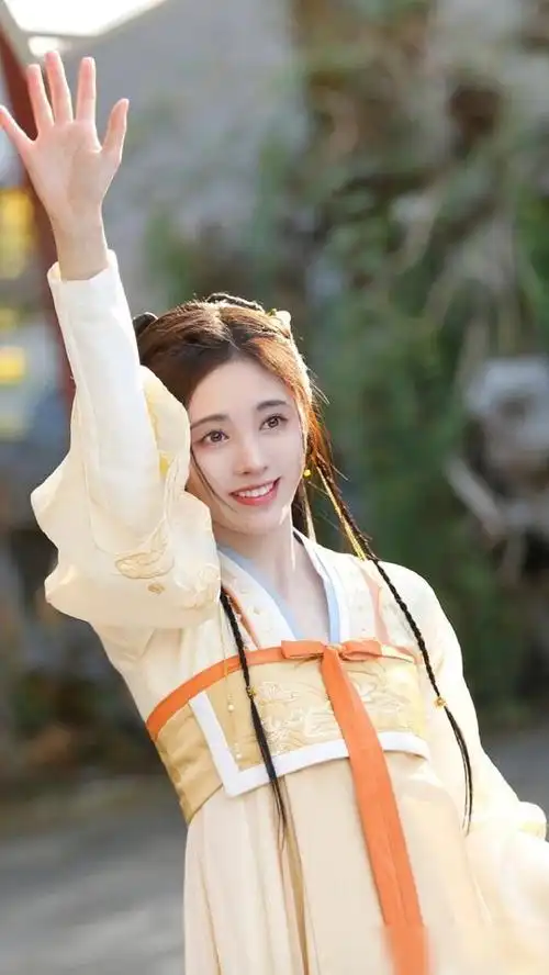 如意芳霏傅容鞠婧祎服饰盘点好几件都差不多发型也很单一