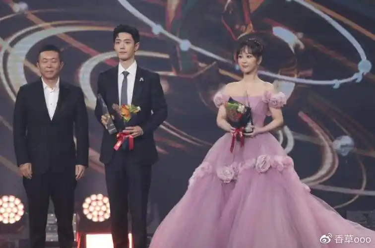 微博之夜发电榜王一博第二杨紫颖宝冲进前五榜首一骑绝尘