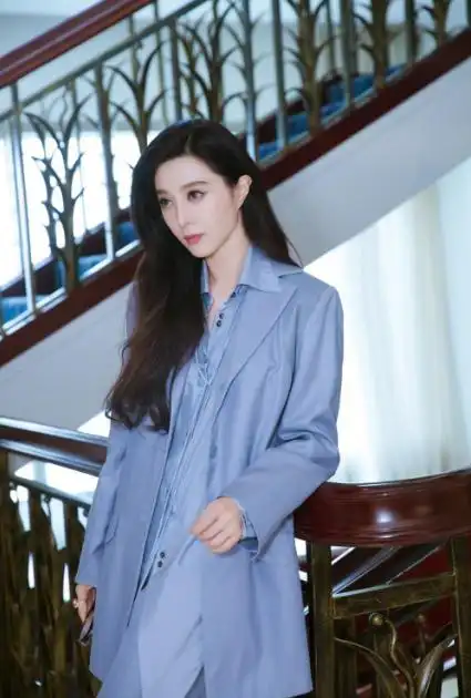 简约穿搭成为她们的首选,比如衬衫的穿搭知性大气,范冰冰穿上后皮肤