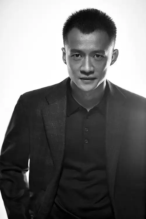 唐曾曝质感写真眼神犀利诠释男人本色