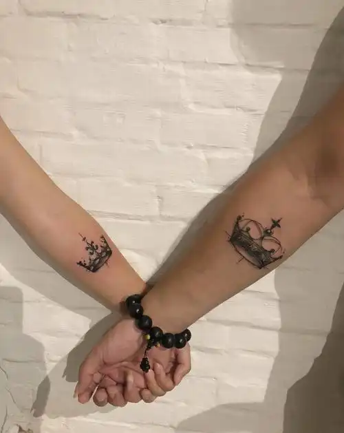 工作:素描风格情侣皇冠纹身图片_手臂几何纹身图案