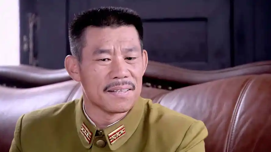 铁血刀锋:帅哥抛出橄榄枝,军官笑而不语,态度耐人寻味-影视综视频