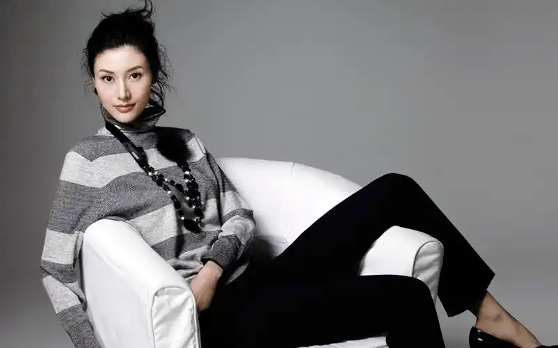 被誉为香港最美小姐,38岁嫁入豪门,如今孩子都七岁大了