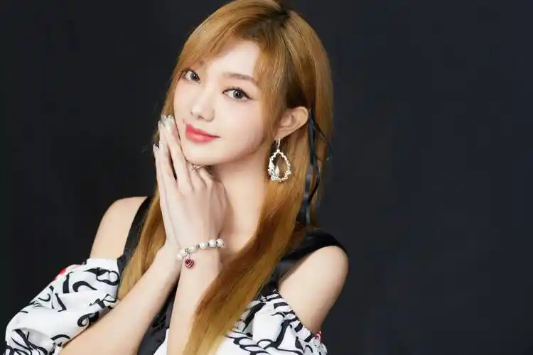 邓丽君逝世26周年 李紫婷跨时空致敬偶像登热搜