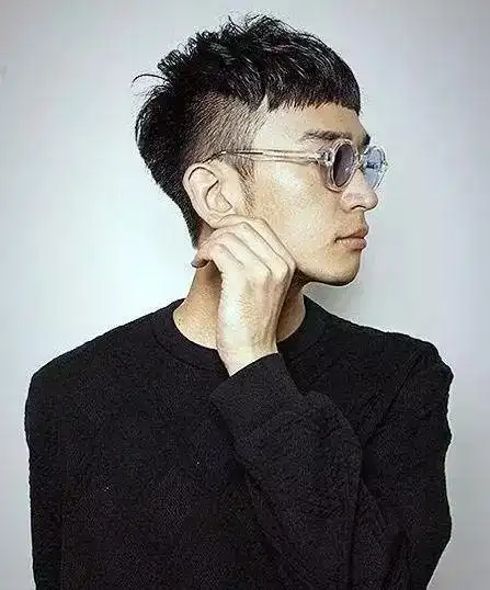 今年潮男最流行的中间留长两侧削短发型
