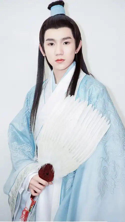 王源古装造型,眼中星光闪耀,每一个瞬间都帅气极了.