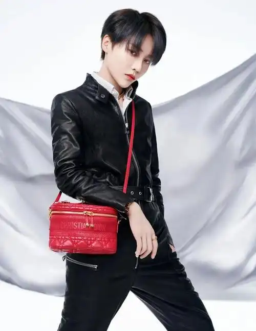 干练短发潇洒随意,一身皮衣满满的冷酷气息|刘雨昕|造型|气息_新浪