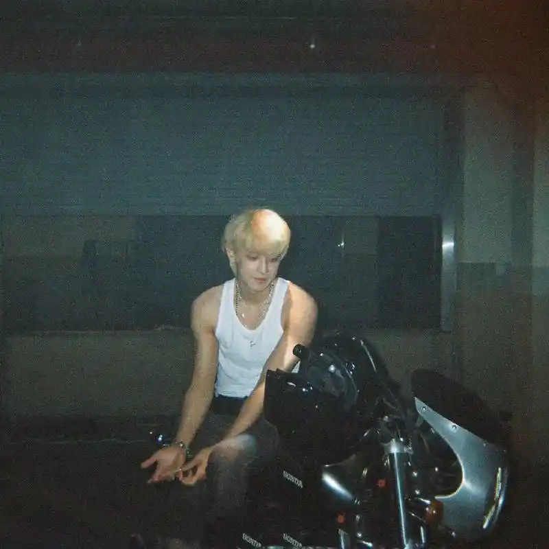 而我的终点 是你的身边 #朴灿烈 #机车 #chanyeol #银发