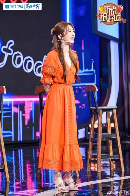 孟美岐高清剧照橘红色的连衣裙甜美可爱