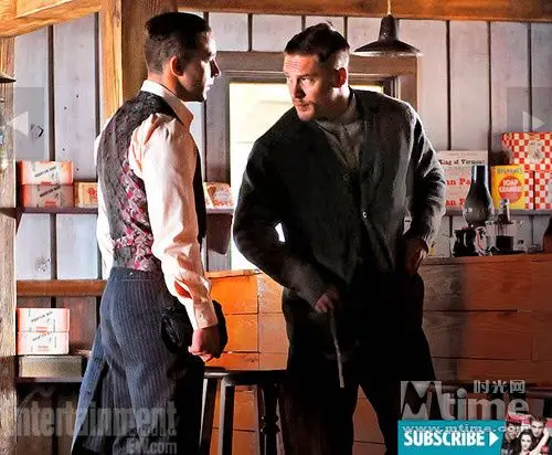 《无法无天》首曝剧照 拉博夫与汤姆-哈迪起争执