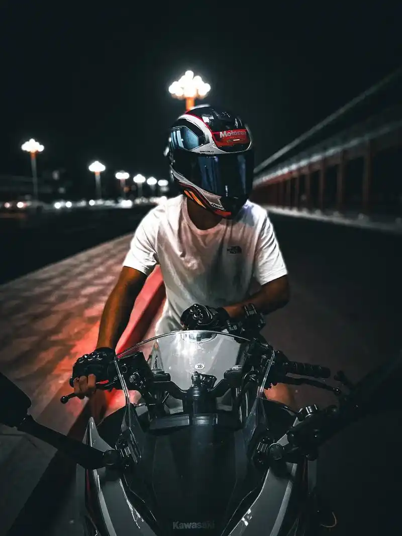 想你的人,永远会比你主动#机车摄影 #夜拍 - 抖音