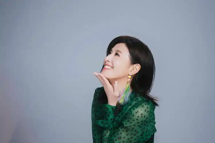 被誉为华语乐坛永远玉女的苏慧伦,在各界盼了13年,在2020年发行《面面