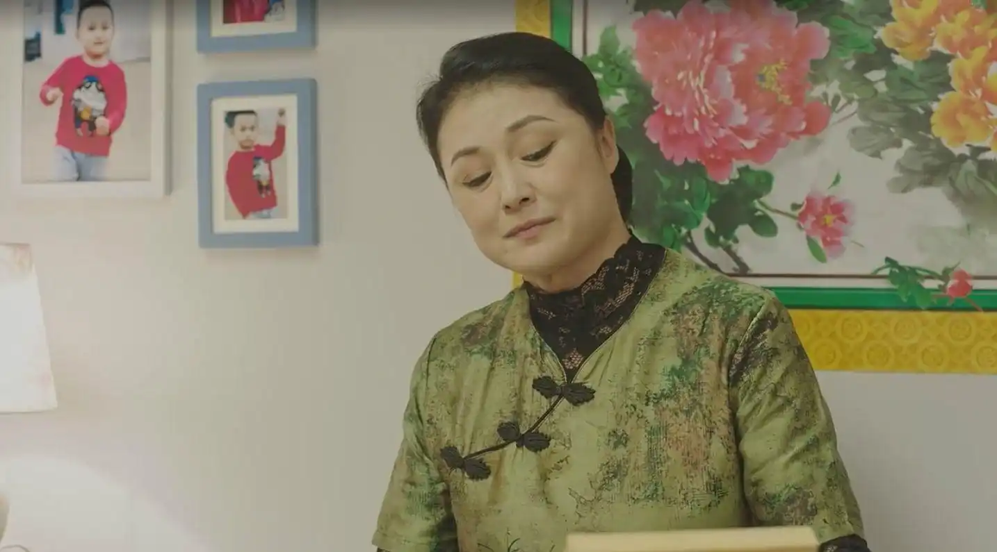 赵本山女儿与谢大脚长得太像?两人同框直播,揭秘相像原因