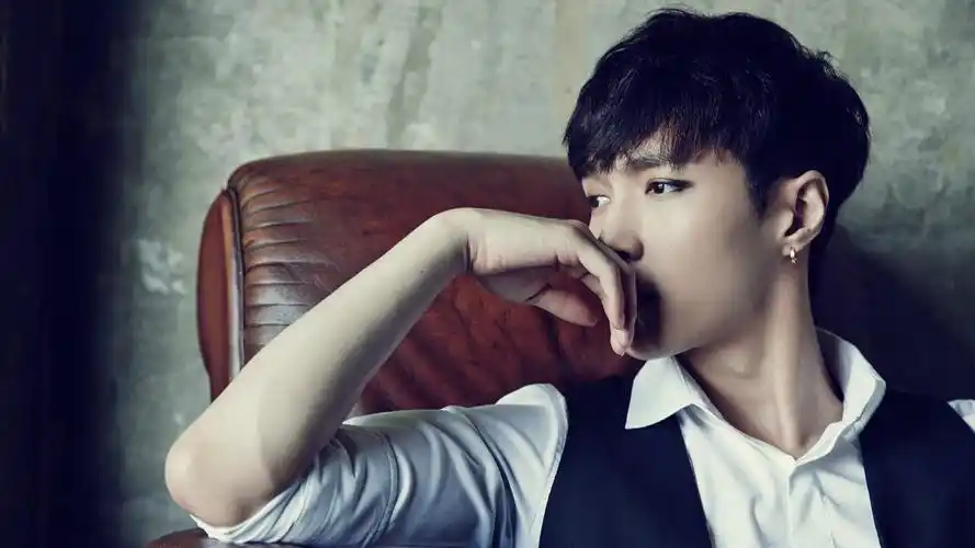 张艺兴明星风尚壁纸1