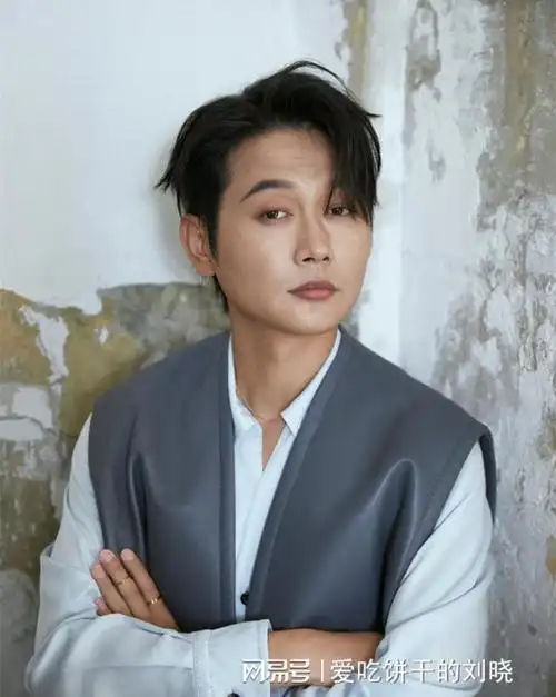 德云社孟鹤堂发文晒九宫格写真照引热议孟哥是越来越帅气