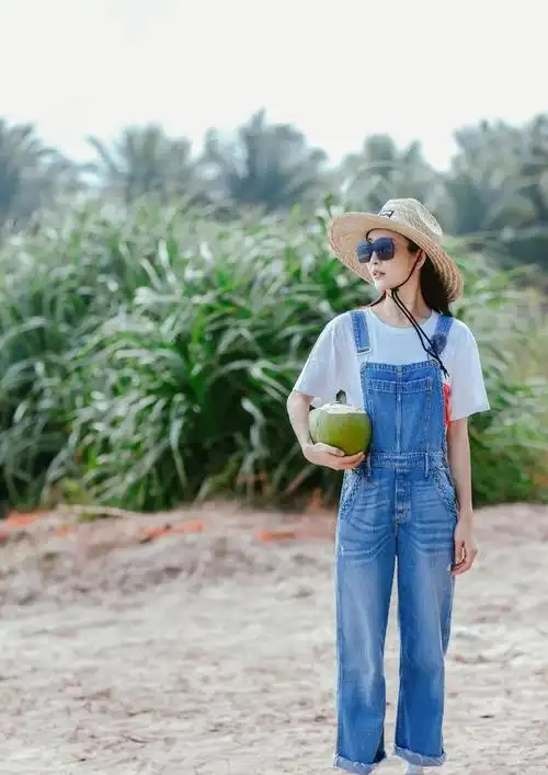 王鸥新造型太吸睛秋冬街拍穿波点吊带裙很有港式美人的高级感