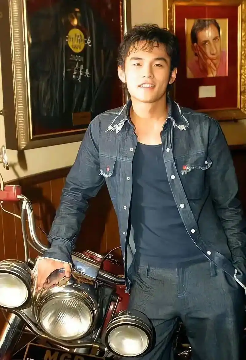 周杰伦 #浪漫手机#老照片 #jay #十一月的萧邦 - 抖音