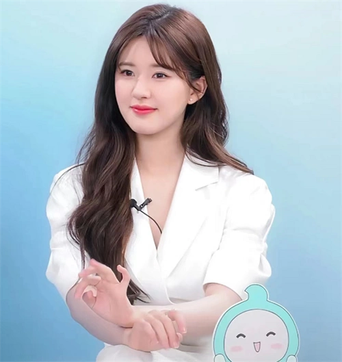 赵露思早期写真造型,一刀切黑长直短刘海,学生青春感十足,看起来很