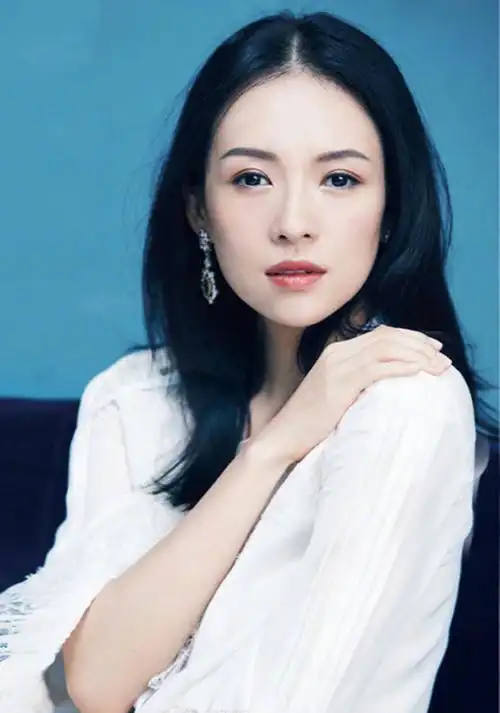 能够出演电影的脸型都是比较小的,章子怡特别上镜,怎么拍都好看.