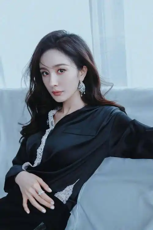 杨幂全黑造型甜美酷飒高跟鞋大波浪诠释熟女魅力