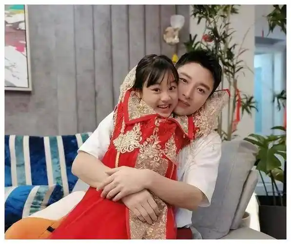 贾乃亮力挺甜馨赞誉女儿善良品德家庭是坚强后盾