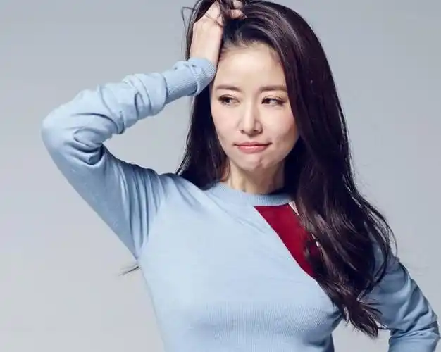 原创43岁林心如近照曝光一身长裙出席活动一点不像生过孩子的妈妈