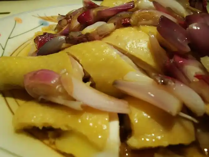 朋友聚会,想吃粤菜,打电话给好几家老字号粤菜馆都没订到位,年底真是