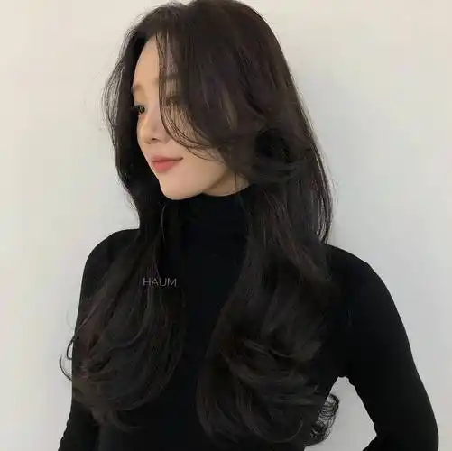 公主烫卷发这种发型是比较常见的一款长卷发,整个卷发的弧度大,但是不