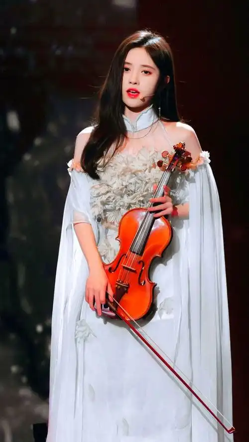 原创鞠婧祎舞台手拉小提琴展现高超演技动听的歌声深情演绎描绘魅力