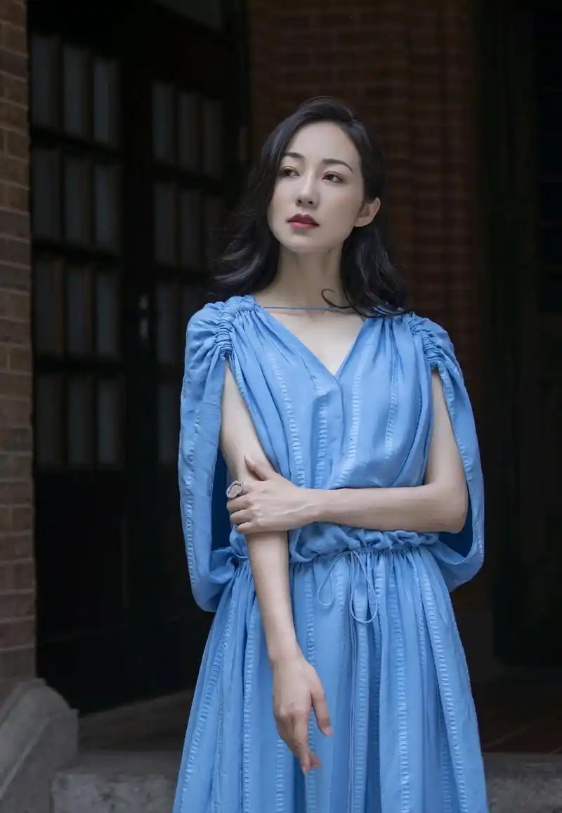 原创韩雪的气质迷人,穿蓝色连衣裙巧用"细线"来点缀,高级又不单调