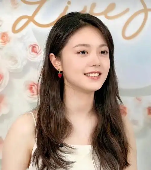 赵今麦今日参加活动的直播截图,生图真的好美啊!