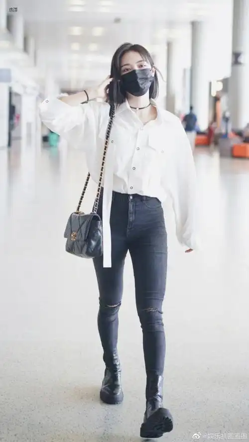 许佳琪上海机场饭拍~今天是白色衬衫 黑色牛仔裤,魅力十足,元气满满