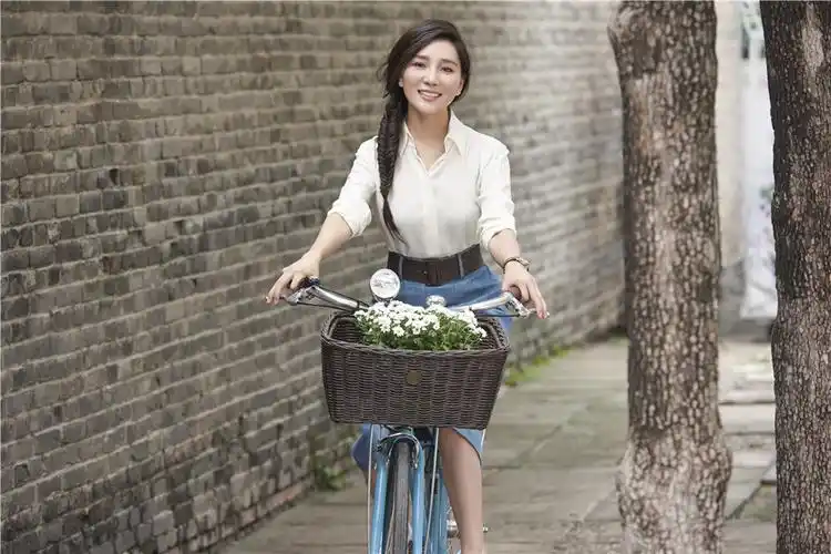 近日,演员陈蓉曝光了一组初春大片.