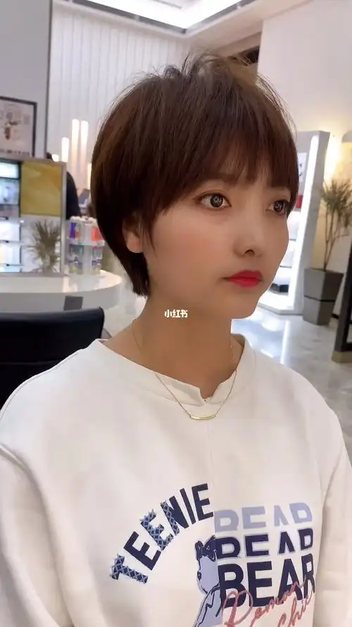 6015女生短发圆脸发型显白发色显脸小发型