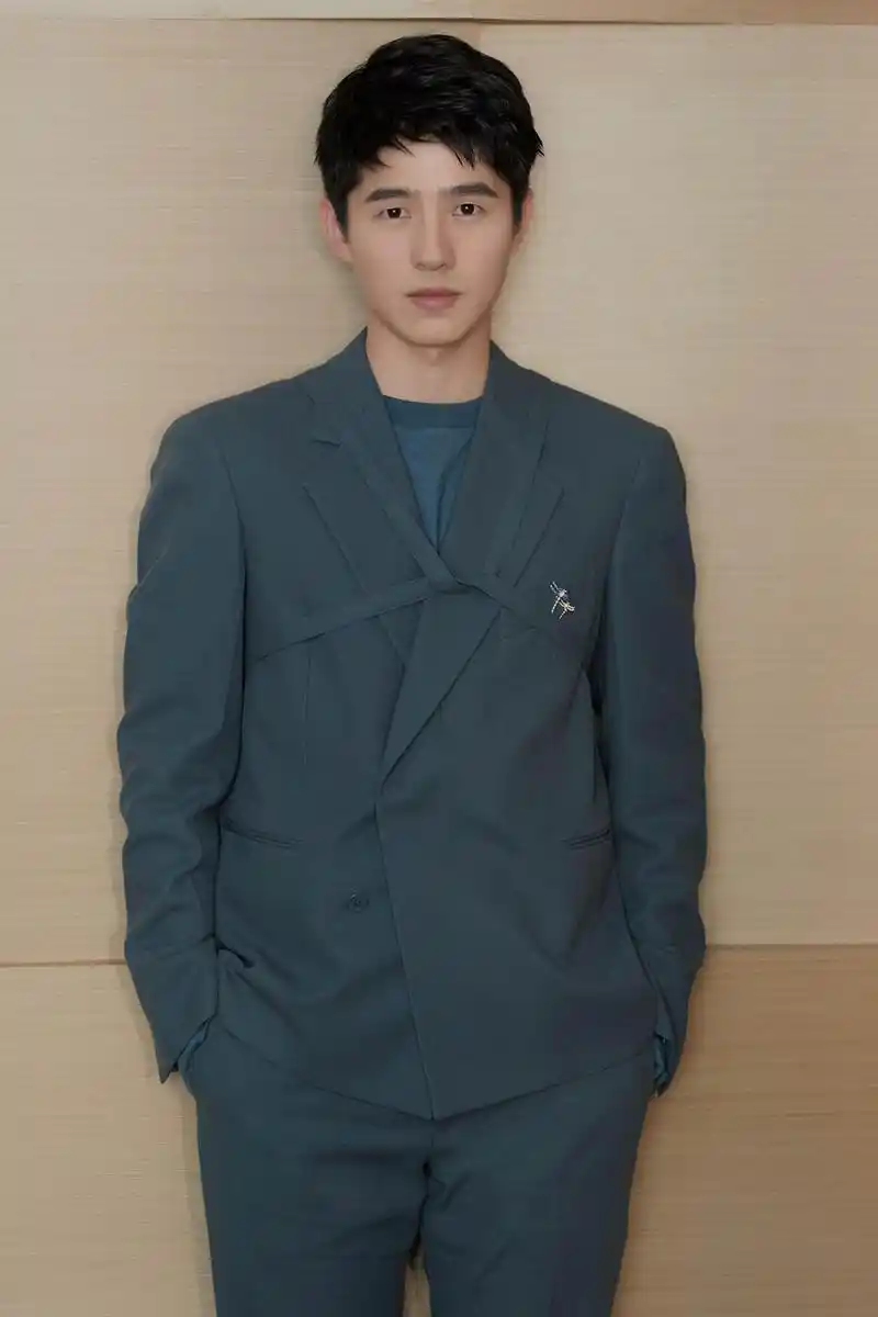 刘昊然穿深蓝色西装绅士儒雅蜻蜓胸针点亮整体造型