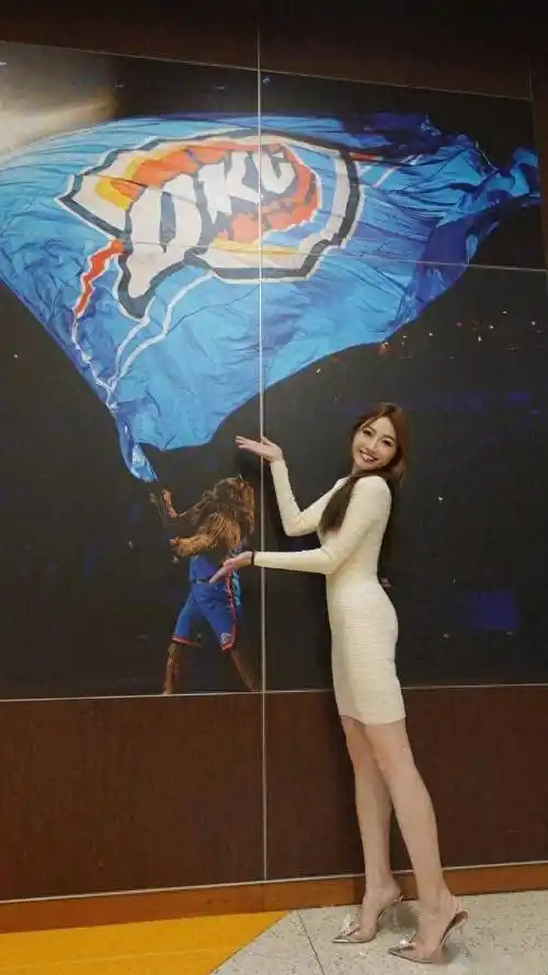 美女记者孟超:现场球迷都称阿隆-维金斯为"救世主"_雷霆_猛龙_关键