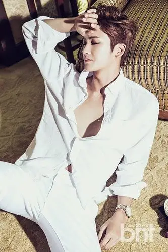 bnt明星写真帝国之子朴炯植拍写真大胆敞胸眼线魅惑