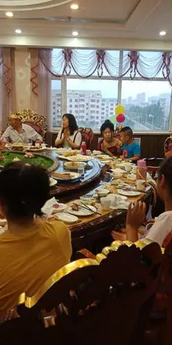 今天是您的生日,我们弘源大酒店总经理携全体员工在这里恭祝您生日