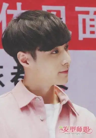 男艺人张艺兴两侧剪发发 求婚高文战锅盖头发型睁开(3)