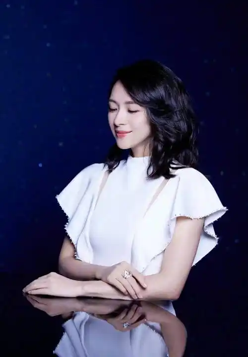 章子怡最新品牌活动造型写真大片,一袭白裙尽显优雅高贵气质_银色