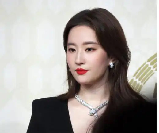 神仙姐姐参加宝格丽,刘亦菲造型好美