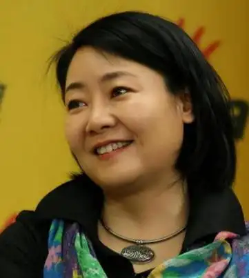 传奇一直是人们津津乐道的话题,而她的歌曲《春泥》再次让她回到了