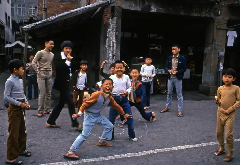 70年代的宝岛台湾:生活水平高,图5女兵英姿飒爽,图9女子很时髦