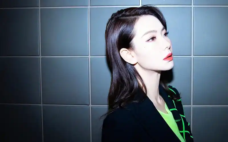 戚薇光影性感高清桌面壁纸